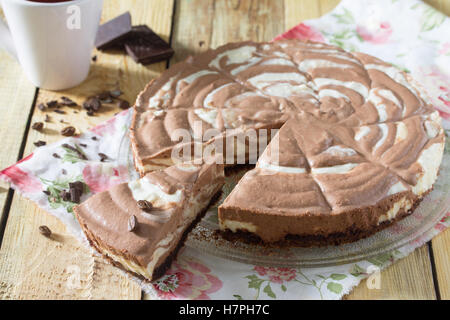 Schokoladen-Kuchen Eis Zebra auf einem hölzernen Hintergrund. Stockfoto