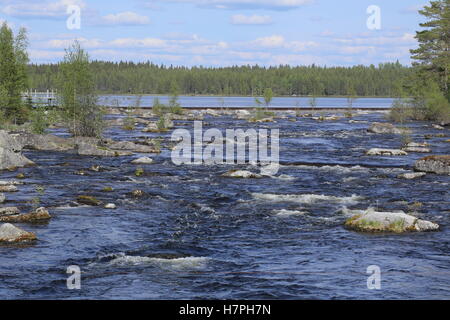 Stromschnellen vor Watergate in einem schwedischen Fluss in Jaemtland. Stockfoto