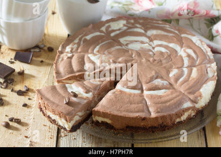 Schokoladen-Kuchen Eis Zebra auf einem hölzernen Hintergrund. Stockfoto