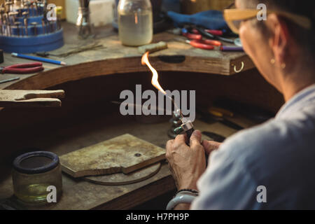 Handwerkerin mit Lötlampe Stockfoto