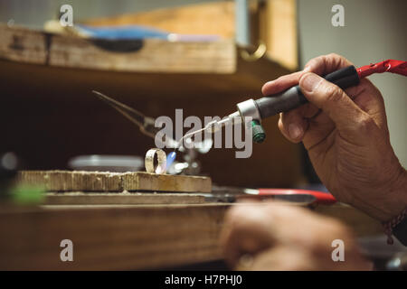 Händen der Handwerkerin mit Lötlampe Stockfoto