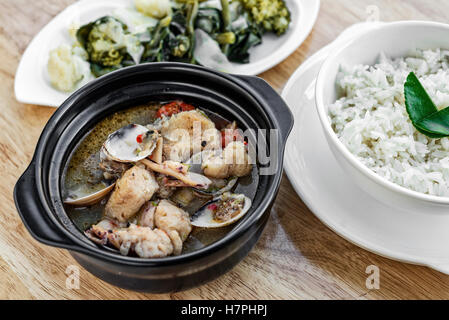 traditionelle Fisch Muscheln und gemischten Meeresfrüchten portugiesischen Caldeirada de Peixe würzige Suppe Eintopf Essen Stockfoto