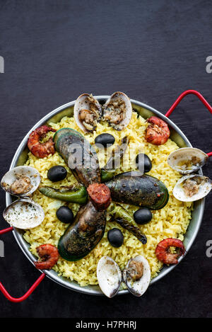 gemischte frische gedünstete Meeresfrüchte und Reis Paella berühmte traditionelle portugiesische spanische Gerichte Stockfoto