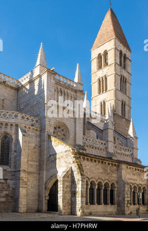 VALLADOLID, Spanien - 7. November 2016: Santa Maria De La Antigua Kirche in Valladolid, Spanien Stockfoto