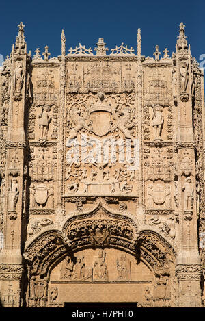 VALLADOLID, Spanien - 7. November 2016: plateresken Fassade des Colegio de San Gregorio, heute Museum der Skulptur Stockfoto