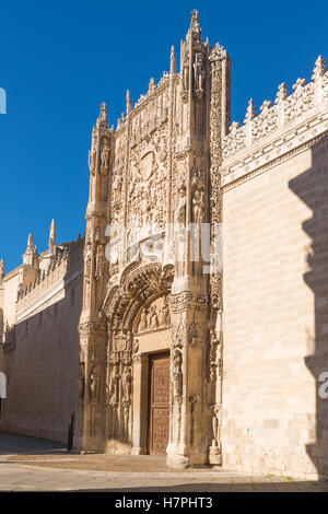 VALLADOLID, Spanien - 7. November 2016: plateresken Fassade des Colegio de San Gregorio, heute Museum der Skulptur Stockfoto