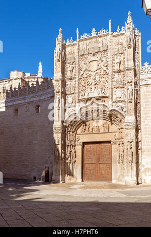 VALLADOLID, Spanien - 7. November 2016: plateresken Fassade des Colegio de San Gregorio, heute Museum der Skulptur Stockfoto