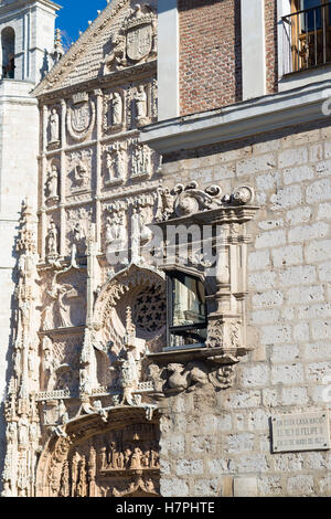 VALLADOLID, Spanien - 7. November 2016: Eckfenster in den Pimentel-Palast, im Hintergrund die Fassade der Kirche San P Stockfoto