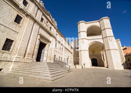 VALLADOLID, Spanien - 7. November 2016: Die Kirche von San Benito el Real, des Benediktinerordens, gehört zu den ältesten Tempel o Stockfoto