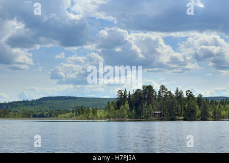 HDR-Bild der kleinen Insel im See Borgsjoen in Schweden. Stockfoto
