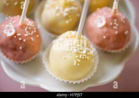 Nahaufnahme von rosa und weißen Kuchen auf Cakestand öffnet. Stockfoto