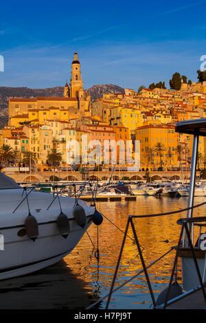 Marina und die Altstadt mit der Basilika von Saint Michel Archange. Menton. Provence-Alpes-Cote d ' Azur. Côte d ' Azur. Frankreich Stockfoto