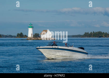 New York, St. Lawrence Seaway, Thousand Islands, Alexandria Bay. Bootfahren auf dem Seeweg mit Leuchtturm in der Ferne. Stockfoto