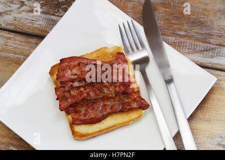 Das Frühstück bestehend aus knusprigem Speck auf toast Stockfoto