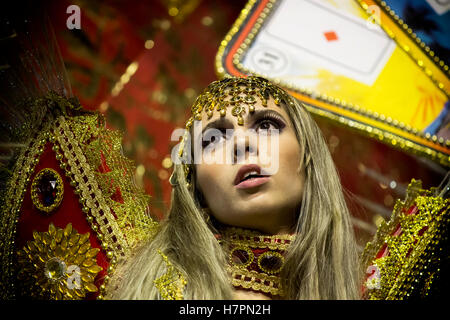 São Paulo, Brasilien - 14. Februar 2015: Menschen im Kostüm für Karneval Paraden. Stockfoto