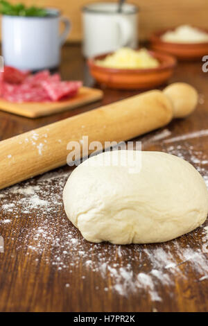 Pizzabacken von Grund auf neu Stockfoto