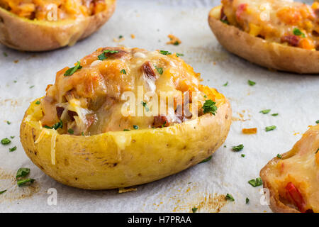 Hausgemachte zweimal gebackene Kartoffeln Stockfoto