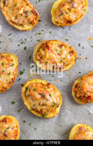 Hausgemachte zweimal gebackene Kartoffeln Stockfoto