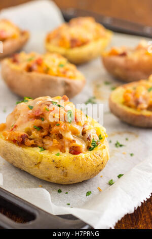 Hausgemachte zweimal gebackene Kartoffeln Stockfoto