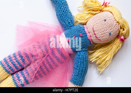 gestrickte Engel Puppe setzen auf weißem Hintergrund Stockfoto