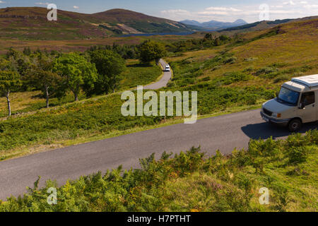 Landstraße, Wohnmobil Cruisen Isle of Mull. Highlands, Schottland, Vereinigtes Königreich.  Sommerlandschaft, Landschaft, Natur. Stockfoto