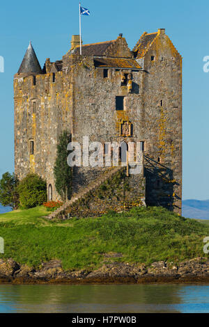 Castle Stalker, Argyll und Bute, Highlands, Loch Linnhe, Schottland, Vereinigtes Königreich. Blick vom Strand/Meer am Morgen. Stockfoto