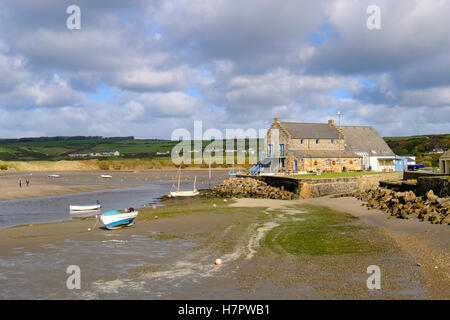 Newport Yacht Club und dem alten Hafen am Fluss Nevern Afon Nyfer Mündung in Pembrokeshire Coast National Park. Parrog Newport South Wales UK Stockfoto