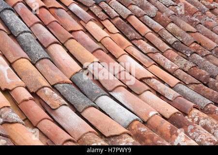 Alten Lehm Ziegel Dach Detail im Querformat. Warmton Stockfoto