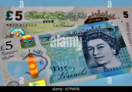 Alte und neue fünf-Pfund-Banknoten, London Stockfoto