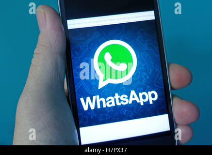 WhatsApp-Logo auf Smartphone-Bildschirm, London Stockfoto