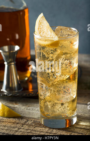 Whiskey Highball mit Ginger Ale und Zitronen Stockfoto