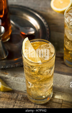 Whiskey Highball mit Ginger Ale und Zitronen Stockfoto