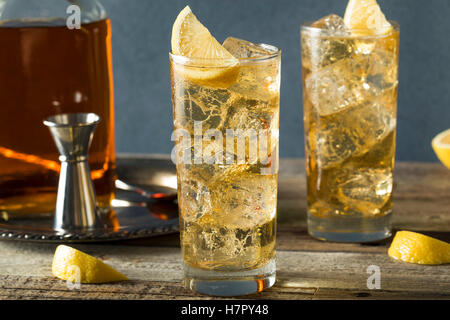 Whiskey Highball mit Ginger Ale und Zitronen Stockfoto