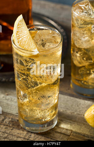 Whiskey Highball mit Ginger Ale und Zitronen Stockfoto