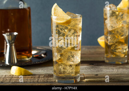 Whiskey Highball mit Ginger Ale und Zitronen Stockfoto