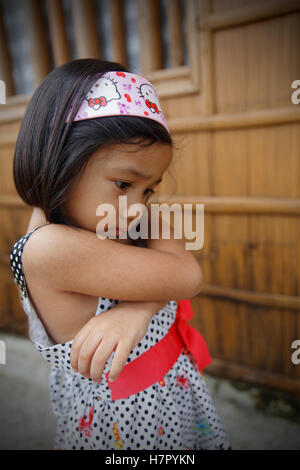 SIPALAY, Philippinen-Oktober 13,2016: Kleines Mädchen trägt ihr Bestes Kleid in die Kirche am 13. Oktober, Sipalay, Philippinen gehen. Stockfoto