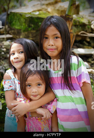 SIPALAY, Philippinen-Oktober 13,2016: Schwestern gehen zur Schule zusammen am 13. Oktober, Sipalay, Philippinen. Stockfoto