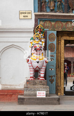 Stein-Löwen geritten von Parvati bewachen den Eingang zum Königspalast Hanuman Dhoka, Durbar Square, Kathmandu, Nepal Stockfoto