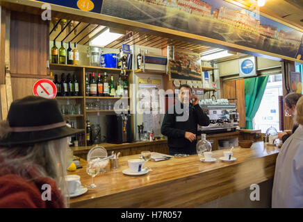 Chez Catherine Wein und Kaffee bar, Marché Victor Hugo, französischer Markt, Toulouse, Haute-Garonne, Occitanie, Frankreich Stockfoto