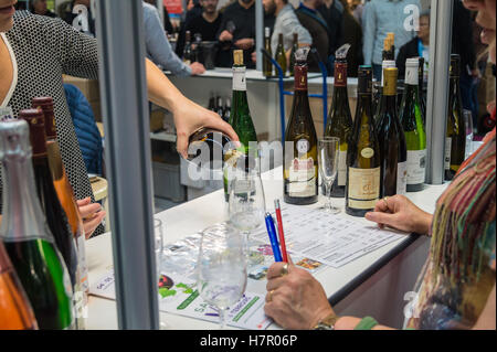 Eine Frau, die Verkostung Wein Chateau de Bellevue Stand auf Weinmesse Salon des Vins Anjou, Toulouse, Occitanie, Frankreich Stockfoto