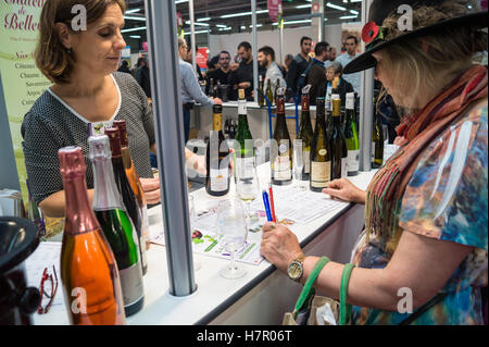 Eine Frau, die Verkostung Wein Chateau de Bellevue Stand auf Weinmesse Salon des Vins Anjou, Toulouse, Occitanie, Frankreich Stockfoto