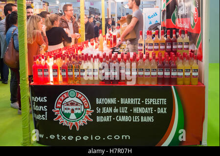 Stand mit Frucht Aperitif auf Weinmesse Salon des Vins, Toulouse, Haute-Garonne, Occitanie, Frankreich Stockfoto