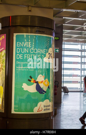 Ein Schild mit einem Kegel von Chips Werbung Billige Flüge nach Brüssel, Flughafen Toulouse Blagnac, Haute-Garonne, Frankreich Occitanie Stockfoto