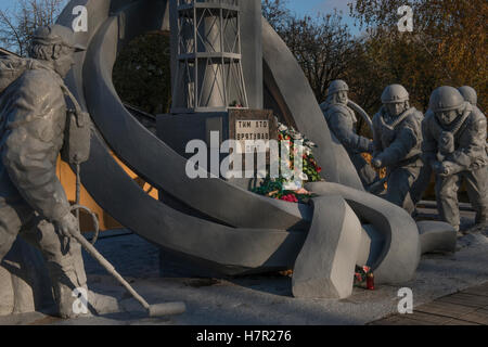 (Detail) Denkmal für die Feuerwehrmänner von dem Kernkraftwerk Tschernobyl-Unfall 1986. Chernobyl Stadt, Sperrzone, Ukraine. Stockfoto