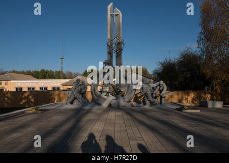 Denkmal für die Feuerwehrleute das Kernkraftwerk Tschernobyl-Unfall 1986. Chernobyl Stadt, Sperrzone, Ukraine. Stockfoto