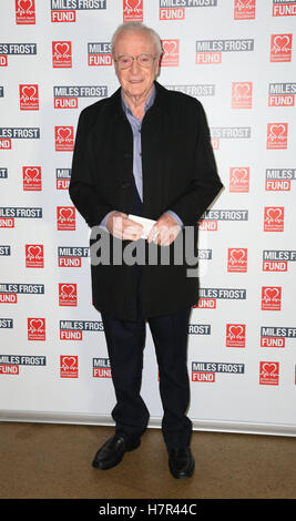 Sir Michael Caine besucht eine Vorführung von Webbers School of Rock, gewidmet der Miles-Frost-Fonds im New London Theatre Drury Lane, London. Stockfoto