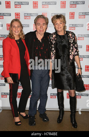 Andrew Lloyd Webber (Mitte), mit seiner Tochter Isabella Aurora und Frau Madeleine Gurdon (links) als sie eine Vorführung von seinem School of Rock besuchen, gewidmet der Miles-Frost-Fonds im New London Theatre Drury Lane, London. Stockfoto