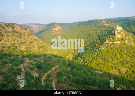 Blick auf die Nahal Kziv (Kziv Bach) und Schloss Montfort, eine zerstörte Kreuzritterburg im oberen Galiläa im Norden I Stockfoto