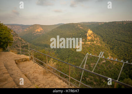 Blick auf die Nahal Kziv (Kziv Bach) und Schloss Montfort, eine zerstörte Kreuzritterburg im oberen Galiläa im Norden I Stockfoto