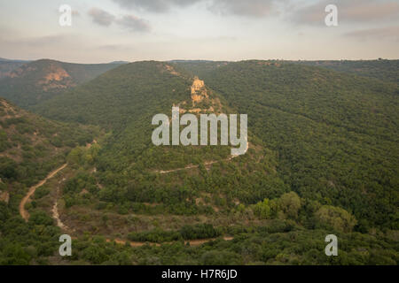 Blick auf die Nahal Kziv (Kziv Bach) und Schloss Montfort, eine zerstörte Kreuzritterburg im oberen Galiläa im Norden I Stockfoto
